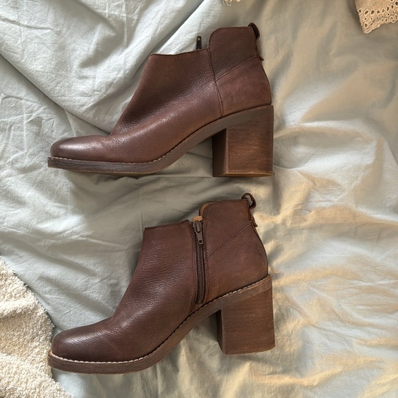 Crown Vintage short boots. Brown leather. Chunky Heel. 8.5 Almost New. - Picture 6 of 12